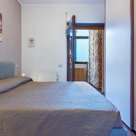 Guesthost - Hopper House Cagliari